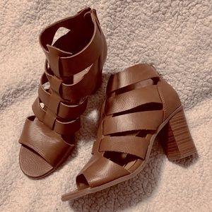 New Directions brown sandals NWOT